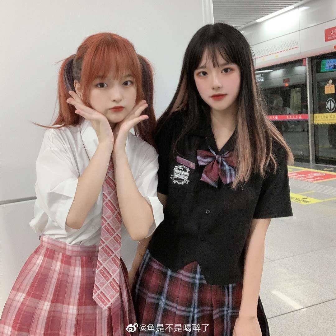 地铁站的可爱JK少女高清头像图片