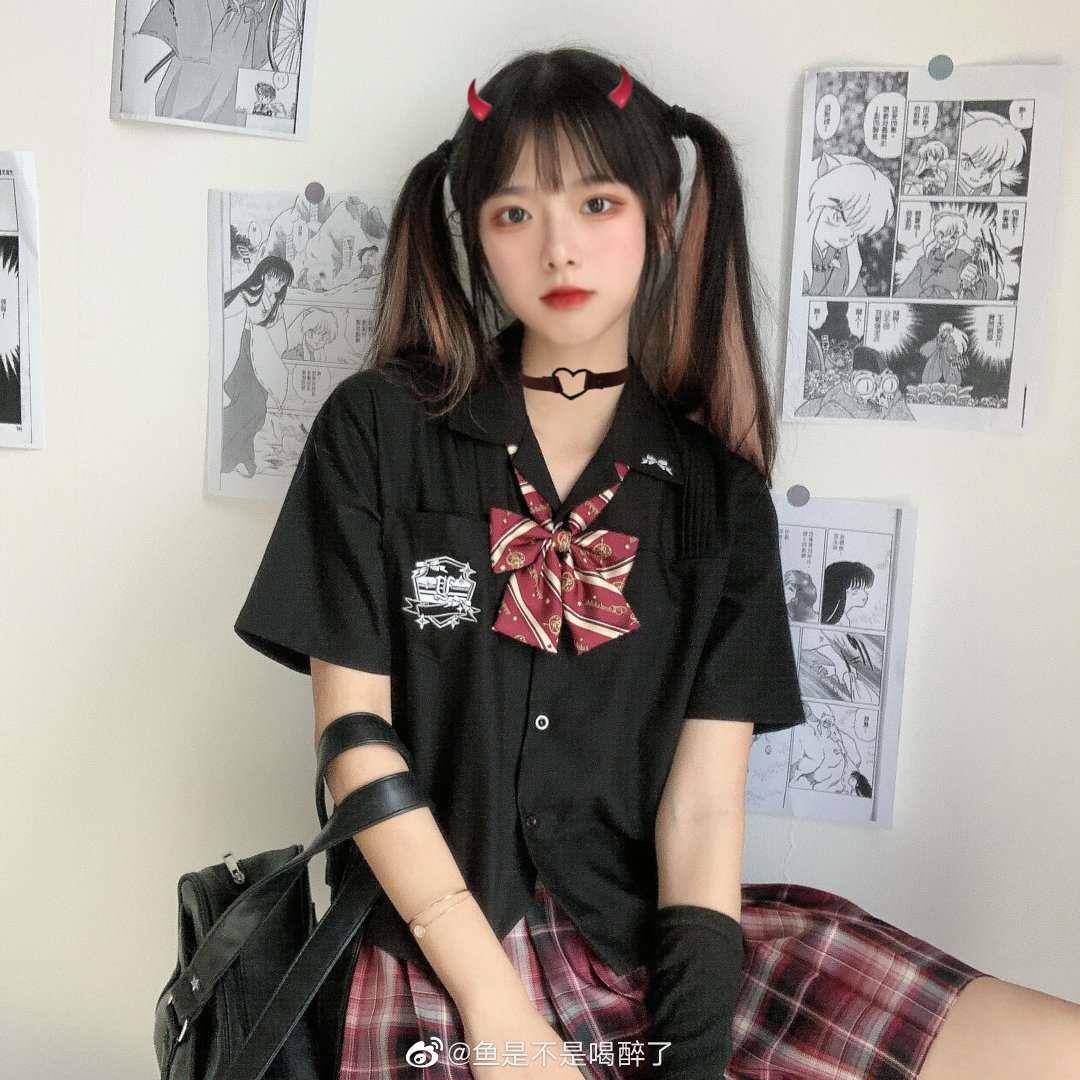 地铁站的可爱JK少女高清头像图片