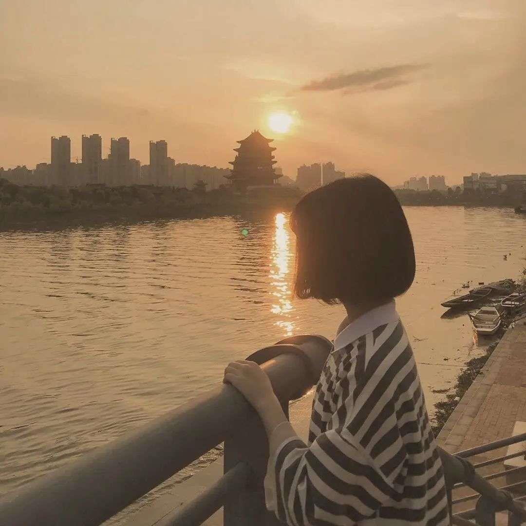 “是偏爱 是例外 而我什么都不是”头像图片