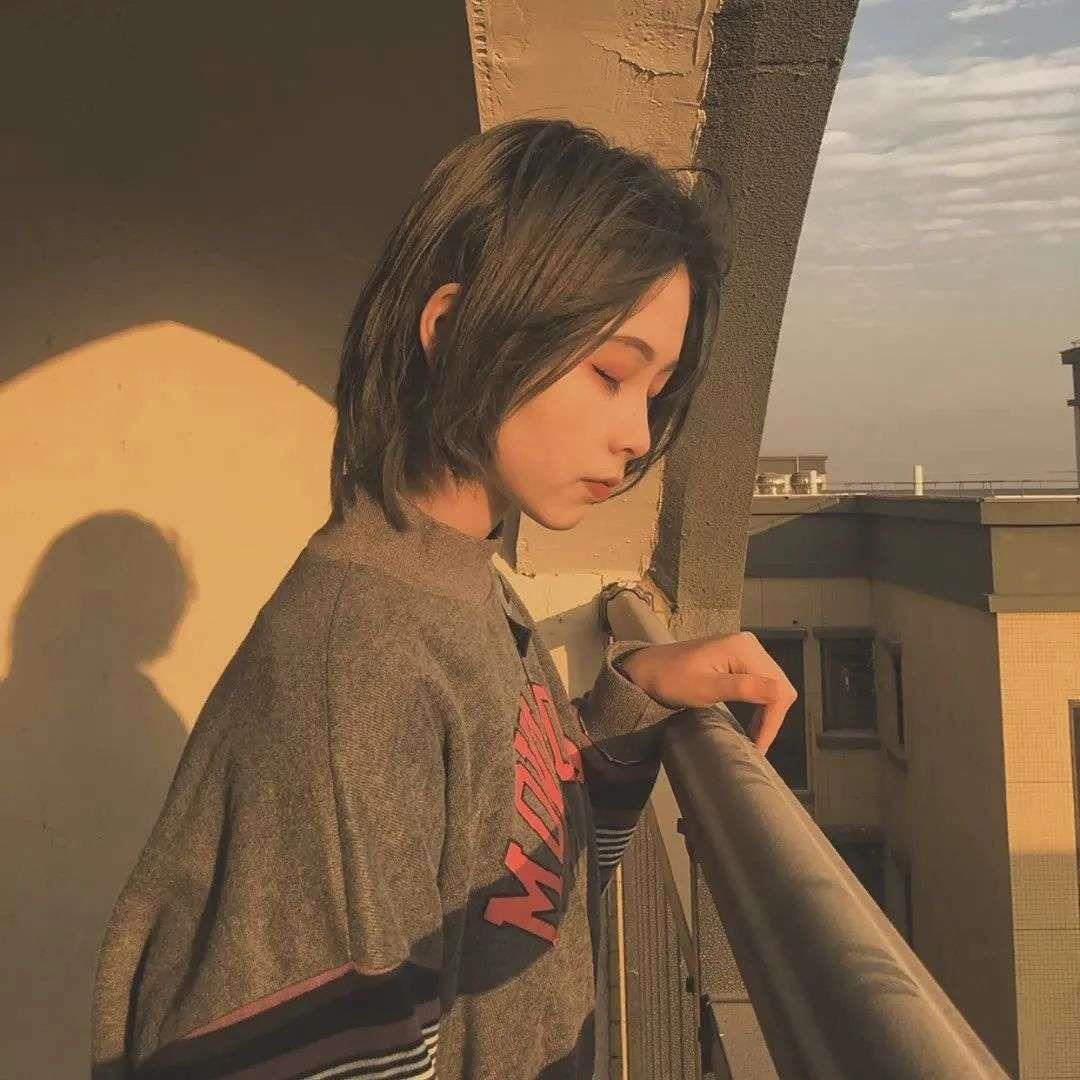 “是偏爱 是例外 而我什么都不是”头像图片