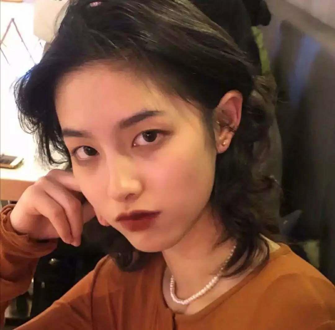 奶溶/超有个性的女生/气质女头/月色尤其温柔 人间皆是浪漫.头像图片