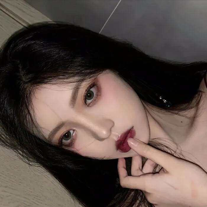 奶溶/超有个性的女生/气质女头/月色尤其温柔 人间皆是浪漫.头像图片