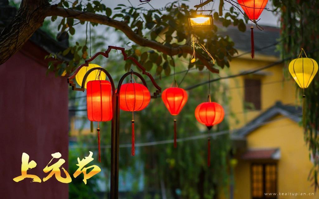 正月十五上元节晚上门前喜庆的灯笼图片