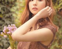 图片 韩国女星申世京蓬松长发赤脚踏春气质温柔杂志照片 高清图片