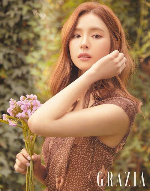 图片 韩国女星申世京蓬松长发赤脚踏春气质温柔杂志照片 高清图片